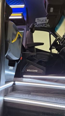 Minibus MERCEDES-BENZ 519  Allrad 4 x 4 Lagerfahrzeug Stock 20 Sitzer