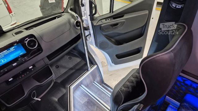 Minibus MERCEDES-BENZ 519  Allrad 4 x 4 Lagerfahrzeug Stock 20 Sitzer