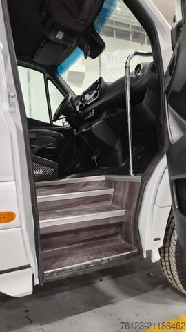 Minibus MERCEDES-BENZ 519  Allrad 4 x 4 Lagerfahrzeug Stock 20 Sitzer