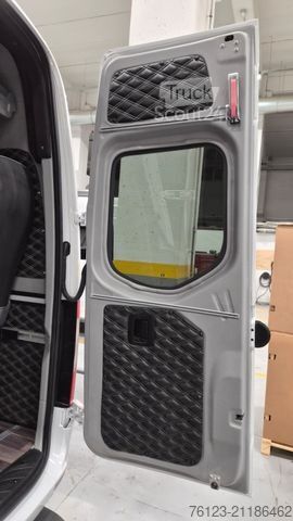 Minibus MERCEDES-BENZ 519  Allrad 4 x 4 Lagerfahrzeug Stock 20 Sitzer