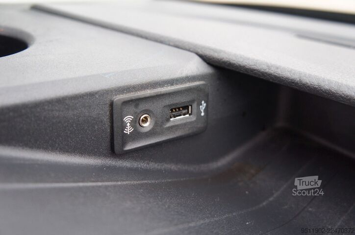 Slēgtais furgons VW Crafter 2.0 TDi L2H1 DSG LED Massage ACC AHK 3.5