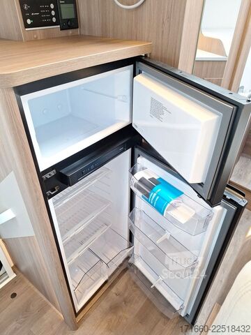 Daļēji integrēta kemperis CARADO pro+ T 338 Automatik, Combi 6E, Hubbett