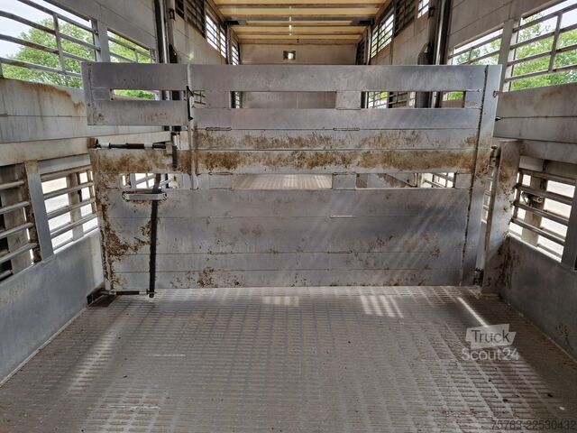 Превоз на едър рогат добитък Lecitrailer Guiton livestock trailer 3 deck - Loadlift - St...