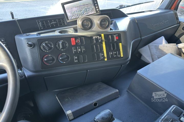 Specializētais kravas auto Mercedes-Benz Actros 3243 8x4 Trockensauger / Swiss-Vehicle