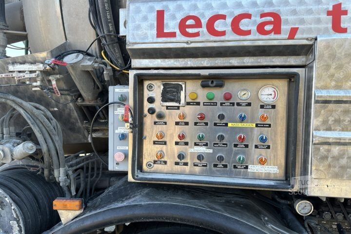 Specializētais kravas auto Mercedes-Benz Actros 3243 8x4 Trockensauger / Swiss-Vehicle