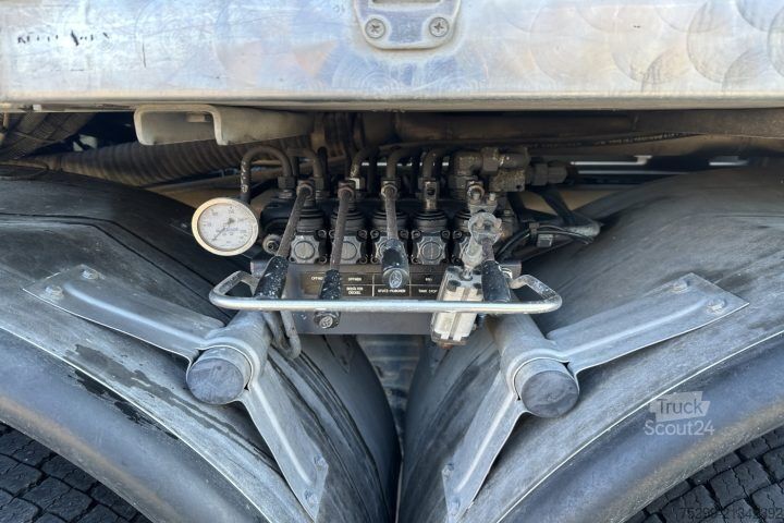 Specializētais kravas auto Mercedes-Benz Actros 3243 8x4 Trockensauger / Swiss-Vehicle