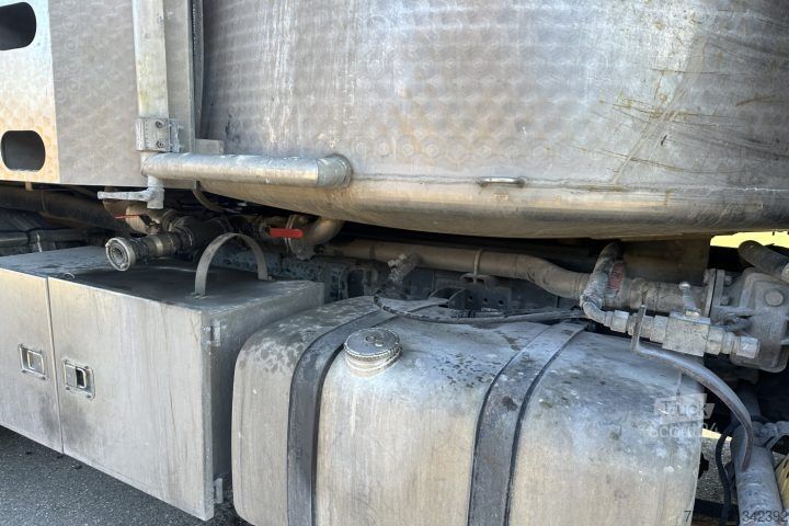 Specializētais kravas auto Mercedes-Benz Actros 3243 8x4 Trockensauger / Swiss-Vehicle