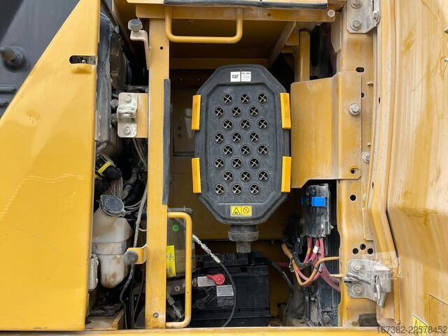 Paletli ekskavatör Caterpillar 330 07A