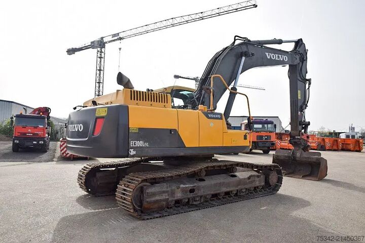 Pelle sur chenilles Volvo EC300 DNL