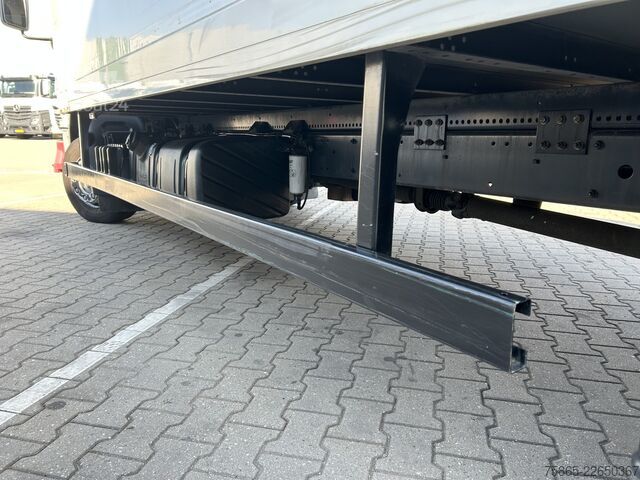 Kuffert DAF LF 230 FA / 12 Ton / 246 dkm / Navi / Box / Laa...