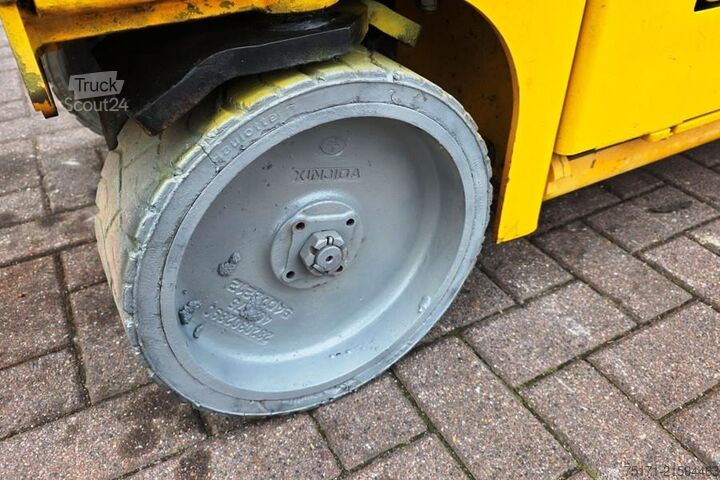 Nůžkový výtah Haulotte Compact 8 Electric, 8.2m Working Height, 350kg Cap