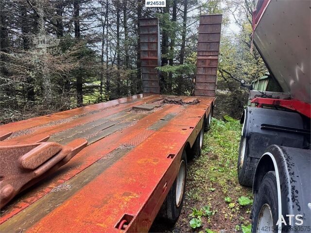 Vang Machine semitrailer med hydrauliske ramper og Exte Vang Machine Semi-Trailer with Hydraulic Ramps and Exte