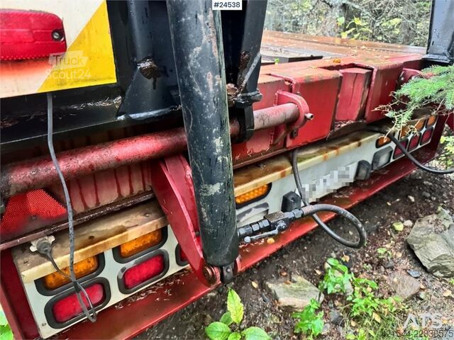 Vang Machine semitrailer med hydrauliske ramper og Exte Vang Machine Semi-Trailer with Hydraulic Ramps and Exte