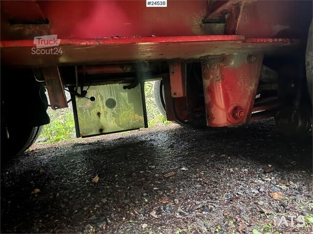 Vang Machine semitrailer med hydrauliske ramper og Exte Vang Machine Semi-Trailer with Hydraulic Ramps and Exte