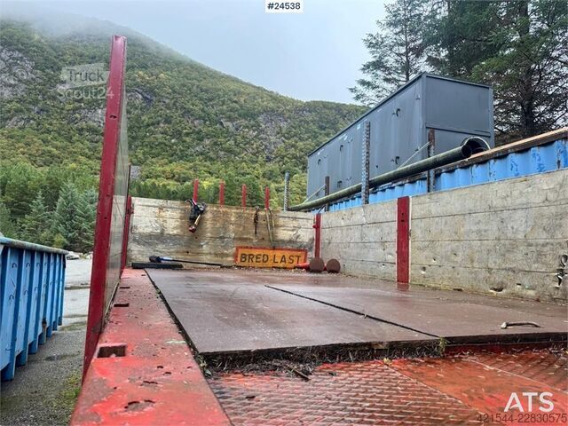 Vang Machine semitrailer med hydrauliske ramper og Exte Vang Machine Semi-Trailer with Hydraulic Ramps and Exte