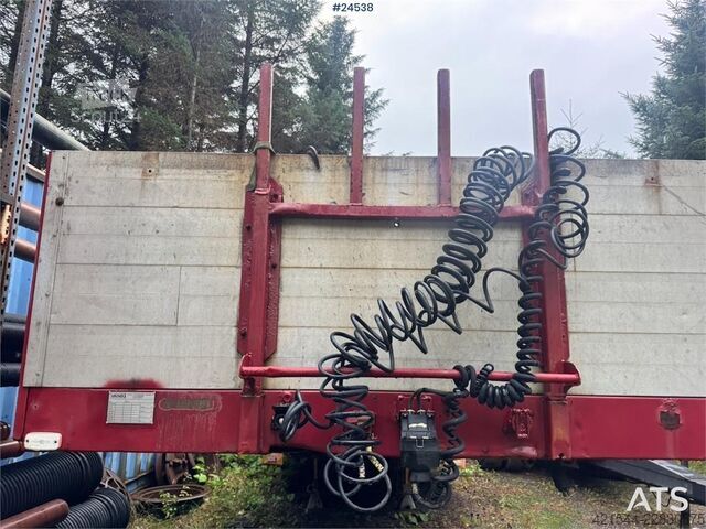 Vang Machine semitrailer med hydrauliske ramper og Exte Vang Machine Semi-Trailer with Hydraulic Ramps and Exte