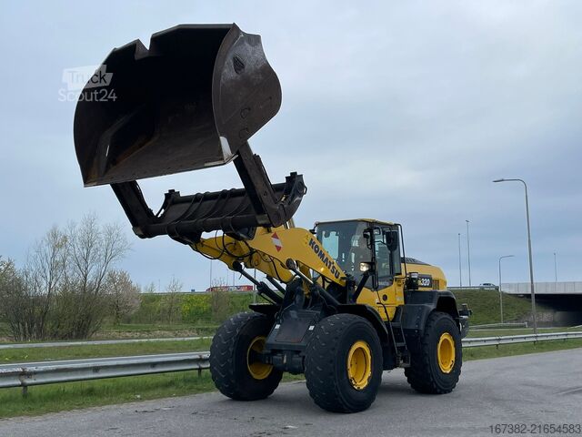 Loader Komatsu WA320