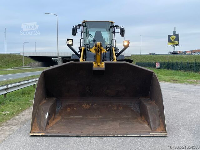Loader Komatsu WA320