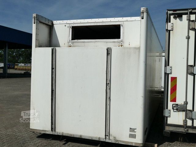 LKW mit Kofferaufbau  Isolierter Koffer, 7.350mm lang, Trennwand