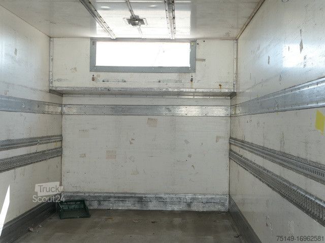 LKW mit Kofferaufbau  Isolierter Koffer, 7.350mm lang, Trennwand