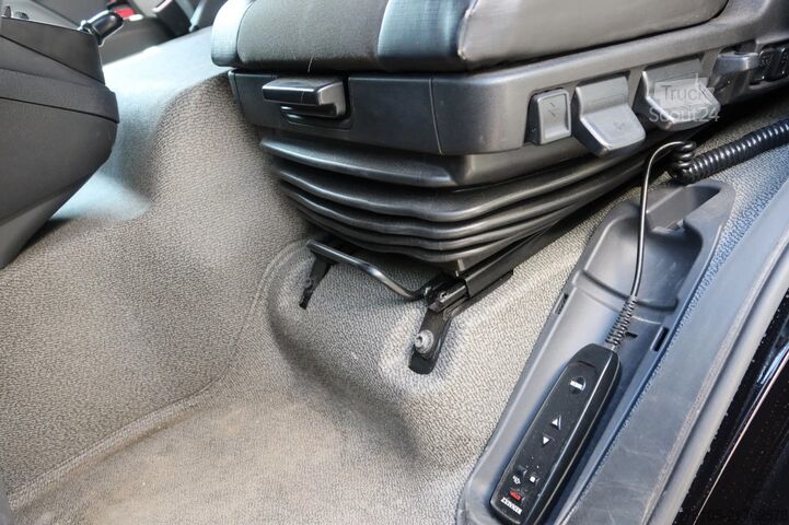 валіза Renault D240 4X2 Bak met deuren 9 Klep 2.000 kg. Black ...