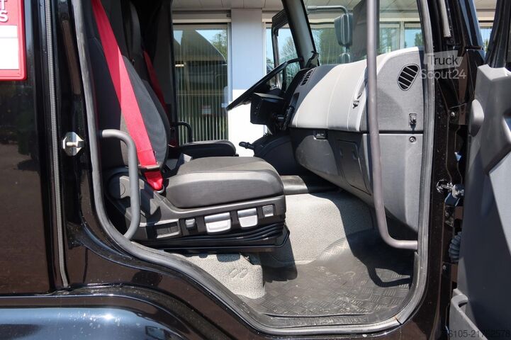 валіза Renault D240 4X2 Bak met deuren 9 Klep 2.000 kg. Black ...