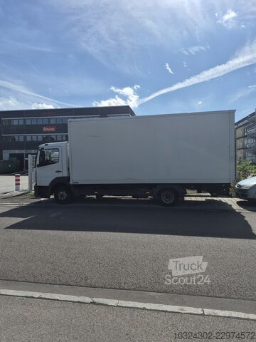 Dobozos teherautó Mercedes-Benz Atego 821