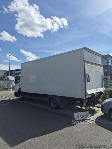 Dobozos teherautó Mercedes-Benz Atego 821