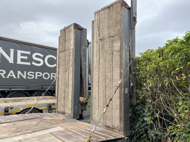 Semirreboque com grua montada em caminhão castera 