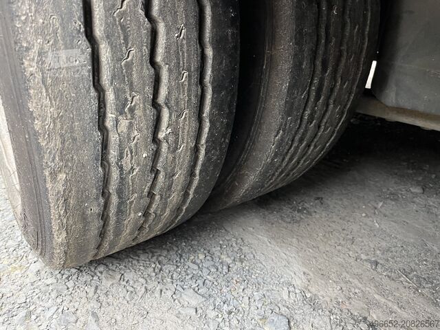 Semirreboque com grua montada em caminhão castera