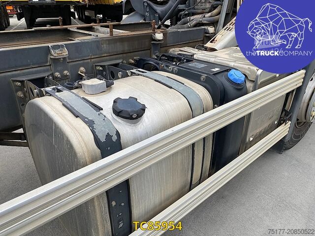 Chassis with cab Volvo FMX 370