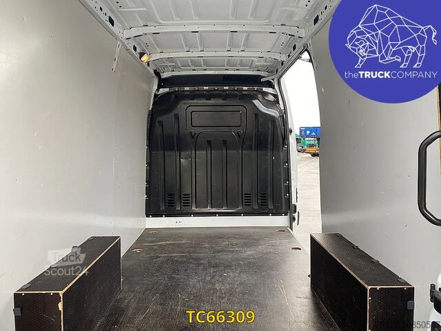 Panel van Nissan Interstar 130.35 L2H2