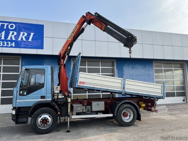 Háromutas billenős teherautó daruval Iveco Eurocargo 150e18