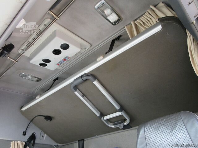 Vrachtwagen met bakwagen volvo FH 500 Koffer LBW Standklima