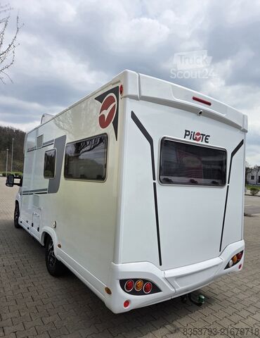 Yarı entegre karavan Pilote P696U