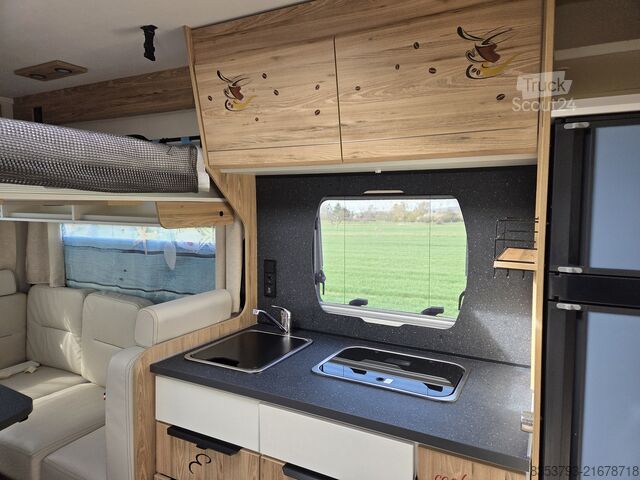 Yarı entegre karavan Pilote P696U