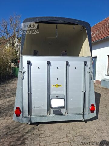 At taşıma römorku Humbaur Xanthos 2400