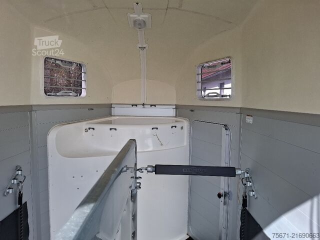 At taşıma römorku Humbaur Xanthos 2400