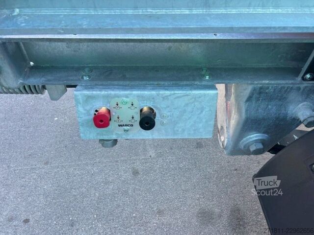 Prikolica sa kiper sistemom (roll-off prikolica)  RIMORCHIO SCARRABILE PNEUMATICO