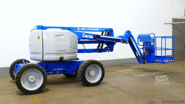 Platformă de lucru autopropulsată Genie Z-45/25 J 4x4 ** 16.1m / seitlich 8.5m *