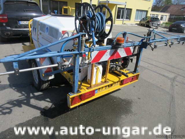 Víz szállító tartálykocsi Blanchard Gießanhänger mit Sprühbalken Bewässerung