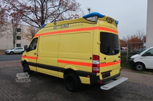 Feuerwehrfahrzeug MERCEDES-BENZ Sprinter II 519 CDI 4X4/RTW/Klima/Kamera/FN: A61