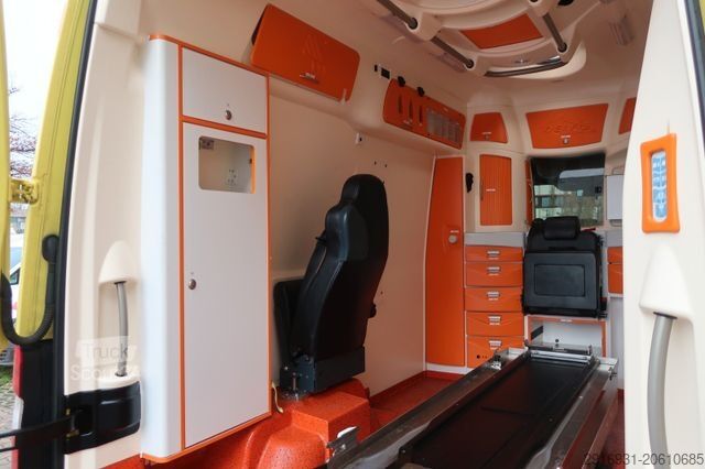 Feuerwehrfahrzeug MERCEDES-BENZ Sprinter II 519 CDI 4X4/RTW/Klima/Kamera/FN: A61