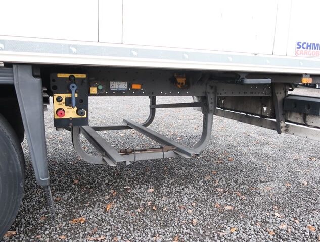 Kylsläpvagn Schmitz SKO 24 Liftachse P-Kasten Carrier Vector 1950