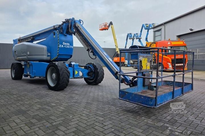 Leddelt teleskopisk arbejdsplatform Genie ZX135/70 Diesel, 4x4x4 Drive, 43m Lifting Height,