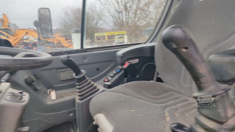 Koparka samojezdna Hyundai R55W-9A with 3 excavator buckets