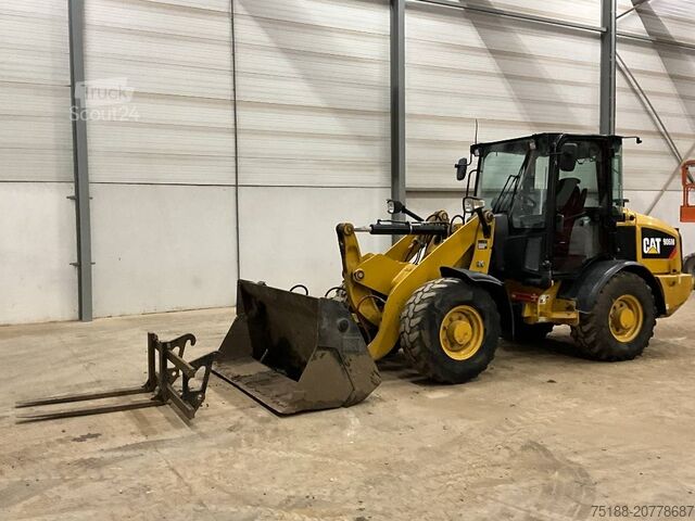 Nakladalnik CAT 906 M