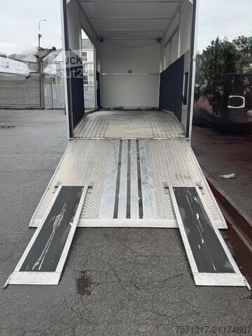 Transport voiture fermé Iveco Daily