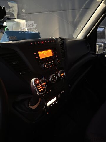 Transport voiture fermé Iveco Daily