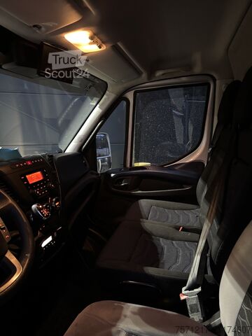 Transport voiture fermé Iveco Daily